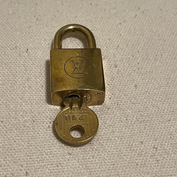 Louis Vuitton Lock and Key 210 - Picture 1 of 3